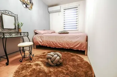 a bedroom with a bed and a mirror and a rug at B12\u6c60\u888b\u4e2d\u5fc3 \u4e09\u5ba4 \u4ea4\u901a\u4fbf\u5229 \u8f66\u7ad93\u5206\u949f 3 rooms Ikebukuro center 3 mins to ST Max 8P \u76f4\u8fbe\u65b0\u5bbf \u6d89\u8c37 \u8868\u53c2\u9053 \u6c60\u888b \u4e0a\u91ce \u4ee3\u4ee3\u6728 \u94f6\u5ea7 \u539f\u5bbf in Tokyo