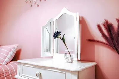 a white dresser with a mirror and a vase with a flower at B12\u6c60\u888b\u4e2d\u5fc3 \u4e09\u5ba4 \u4ea4\u901a\u4fbf\u5229 \u8f66\u7ad93\u5206\u949f 3 rooms Ikebukuro center 3 mins to ST Max 8P \u76f4\u8fbe\u65b0\u5bbf \u6d89\u8c37 \u8868\u53c2\u9053 \u6c60\u888b \u4e0a\u91ce \u4ee3\u4ee3\u6728 \u94f6\u5ea7 \u539f\u5bbf in Tokyo