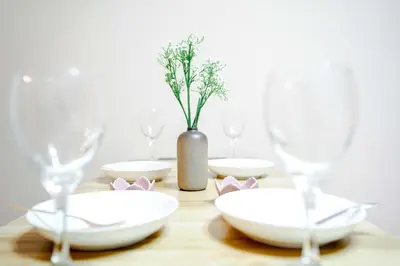 a table with wine glasses and a vase with flowers at B12\u6c60\u888b\u4e2d\u5fc3 \u4e09\u5ba4 \u4ea4\u901a\u4fbf\u5229 \u8f66\u7ad93\u5206\u949f 3 rooms Ikebukuro center 3 mins to ST Max 8P \u76f4\u8fbe\u65b0\u5bbf \u6d89\u8c37 \u8868\u53c2\u9053 \u6c60\u888b \u4e0a\u91ce \u4ee3\u4ee3\u6728 \u94f6\u5ea7 \u539f\u5bbf in Tokyo