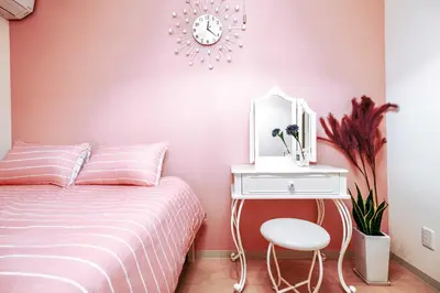 a pink bedroom with a bed and a mirror at B12\u6c60\u888b\u4e2d\u5fc3 \u4e09\u5ba4 \u4ea4\u901a\u4fbf\u5229 \u8f66\u7ad93\u5206\u949f 3 rooms Ikebukuro center 3 mins to ST Max 8P \u76f4\u8fbe\u65b0\u5bbf \u6d89\u8c37 \u8868\u53c2\u9053 \u6c60\u888b \u4e0a\u91ce \u4ee3\u4ee3\u6728 \u94f6\u5ea7 \u539f\u5bbf in Tokyo