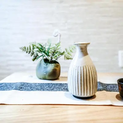 two vases sitting on top of a table at B22\u6c60\u888b\u4e2d\u5fc3 \u4e24\u5ba4 \u4ea4\u901a\u4fbf\u5229 \u8f66\u7ad93\u5206\u949f 2 rooms Ikebukuro center 3 mins to ST Max 5P \u76f4\u8fbe\u65b0\u5bbf \u6d89\u8c37 \u8868\u53c2\u9053 \u6c60\u888b \u4e0a\u91ce \u4ee3\u4ee3\u6728 \u94f6\u5ea7 \u539f\u5bbf in Tokyo