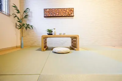 a table with a stool in a room at B22\u6c60\u888b\u4e2d\u5fc3 \u4e24\u5ba4 \u4ea4\u901a\u4fbf\u5229 \u8f66\u7ad93\u5206\u949f 2 rooms Ikebukuro center 3 mins to ST Max 5P \u76f4\u8fbe\u65b0\u5bbf \u6d89\u8c37 \u8868\u53c2\u9053 \u6c60\u888b \u4e0a\u91ce \u4ee3\u4ee3\u6728 \u94f6\u5ea7 \u539f\u5bbf in Tokyo