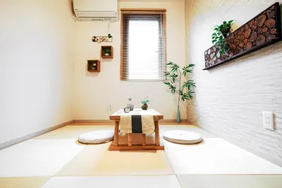 a room with a table and two stools at B22\u6c60\u888b\u4e2d\u5fc3 \u4e24\u5ba4 \u4ea4\u901a\u4fbf\u5229 \u8f66\u7ad93\u5206\u949f 2 rooms Ikebukuro center 3 mins to ST Max 5P \u76f4\u8fbe\u65b0\u5bbf \u6d89\u8c37 \u8868\u53c2\u9053 \u6c60\u888b \u4e0a\u91ce \u4ee3\u4ee3\u6728 \u94f6\u5ea7 \u539f\u5bbf in Tokyo