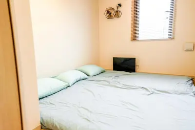 a bed in a room with a window at B22\u6c60\u888b\u4e2d\u5fc3 \u4e24\u5ba4 \u4ea4\u901a\u4fbf\u5229 \u8f66\u7ad93\u5206\u949f 2 rooms Ikebukuro center 3 mins to ST Max 5P \u76f4\u8fbe\u65b0\u5bbf \u6d89\u8c37 \u8868\u53c2\u9053 \u6c60\u888b \u4e0a\u91ce \u4ee3\u4ee3\u6728 \u94f6\u5ea7 \u539f\u5bbf in Tokyo