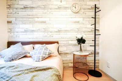 a bedroom with a wooden accent wall and a bed at B22\u6c60\u888b\u4e2d\u5fc3 \u4e24\u5ba4 \u4ea4\u901a\u4fbf\u5229 \u8f66\u7ad93\u5206\u949f 2 rooms Ikebukuro center 3 mins to ST Max 5P \u76f4\u8fbe\u65b0\u5bbf \u6d89\u8c37 \u8868\u53c2\u9053 \u6c60\u888b \u4e0a\u91ce \u4ee3\u4ee3\u6728 \u94f6\u5ea7 \u539f\u5bbf in Tokyo