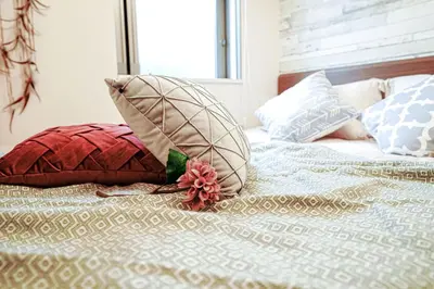 a bed with several pillows on top of it at B22\u6c60\u888b\u4e2d\u5fc3 \u4e24\u5ba4 \u4ea4\u901a\u4fbf\u5229 \u8f66\u7ad93\u5206\u949f 2 rooms Ikebukuro center 3 mins to ST Max 5P \u76f4\u8fbe\u65b0\u5bbf \u6d89\u8c37 \u8868\u53c2\u9053 \u6c60\u888b \u4e0a\u91ce \u4ee3\u4ee3\u6728 \u94f6\u5ea7 \u539f\u5bbf in Tokyo