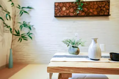 two vases sitting on top of a wooden table at B22\u6c60\u888b\u4e2d\u5fc3 \u4e24\u5ba4 \u4ea4\u901a\u4fbf\u5229 \u8f66\u7ad93\u5206\u949f 2 rooms Ikebukuro center 3 mins to ST Max 5P \u76f4\u8fbe\u65b0\u5bbf \u6d89\u8c37 \u8868\u53c2\u9053 \u6c60\u888b \u4e0a\u91ce \u4ee3\u4ee3\u6728 \u94f6\u5ea7 \u539f\u5bbf in Tokyo