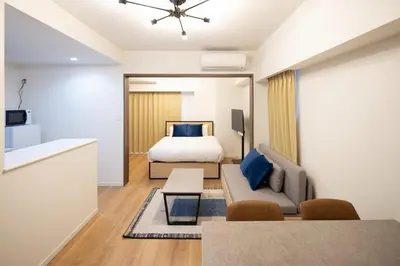 a bedroom with a bed and a living room at \u30d7\u30ec\u30fc\u30eb \u30c9\u30a5\u30fc\u30af\u83ca\u5ddd in Tokyo