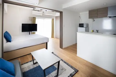 a small apartment with a bed and a kitchen at \u30d7\u30ec\u30fc\u30eb \u30c9\u30a5\u30fc\u30af\u83ca\u5ddd in Tokyo
