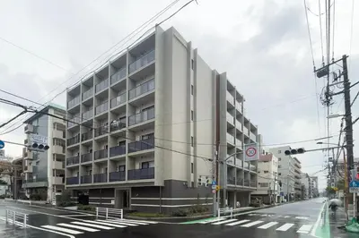 an apartment building on the corner of a street at \u30d7\u30ec\u30fc\u30eb \u30c9\u30a5\u30fc\u30af\u83ca\u5ddd in Tokyo