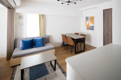 a living room with a couch and a table at \u30d7\u30ec\u30fc\u30eb \u30c9\u30a5\u30fc\u30af\u83ca\u5ddd in Tokyo