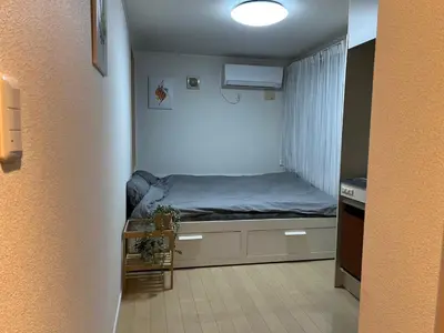 a small room with a bed and a table at \u30b7\u30a8\u30eb\u30b3\u30fc\u30c8\u3000\u30b5\u30f3\u30b7\u30e3\u30a4\u30f3 in Tokyo