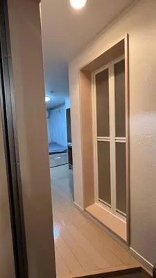 a living room with a sliding glass door at \u30b7\u30a8\u30eb\u30b3\u30fc\u30c8\u3000\u30b5\u30f3\u30b7\u30e3\u30a4\u30f3 in Tokyo
