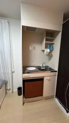 a small kitchen with a sink and a counter at \u30b7\u30a8\u30eb\u30b3\u30fc\u30c8\u3000\u30b5\u30f3\u30b7\u30e3\u30a4\u30f3 in Tokyo