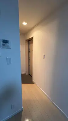 an empty room with a hallway with a door at \u30b7\u30a8\u30eb\u30b3\u30fc\u30c8\u3000\u30b5\u30f3\u30b7\u30e3\u30a4\u30f3 in Tokyo