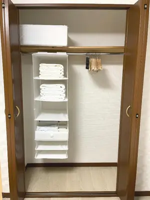 a walk in closet with white towels at #1 \u65b0\u5bbf\u307e\u30672\u5206! \u6e05\u6f54\u3067\u5b89\u5168\u306a\u90e8\u5c4b! WiFi\u7121\u6599! in Tokyo