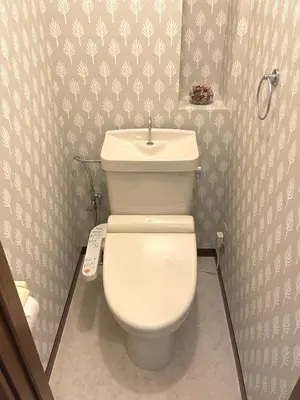 a bathroom with a white toilet and a sink at #1 \u65b0\u5bbf\u307e\u30672\u5206! \u6e05\u6f54\u3067\u5b89\u5168\u306a\u90e8\u5c4b! WiFi\u7121\u6599! in Tokyo