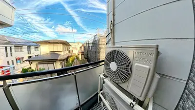 a air conditioner on the side of a building at JING HOUSE\u4eac\u6210\u9ad8\u7802\u99c55\u5206\u8c6a\u83ef\u4e00\u6238\u5efa\u3066\u6700\u59278\u4eba\u6210\u7530\u7fbd\u7530\u76f4\u901a\u7121\u6599\u99d0\u8eca\u6d45\u8349\u30b9\u30ab\u30a4\u30c4\u30ea\u30fc\u8fd1\u304ftokyo narita in Tokyo