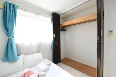 a bedroom with a bed and a sliding glass door at JING HOUSE\u4eac\u6210\u9ad8\u7802\u99c55\u5206\u8c6a\u83ef\u4e00\u6238\u5efa\u3066\u6700\u59278\u4eba\u6210\u7530\u7fbd\u7530\u76f4\u901a\u7121\u6599\u99d0\u8eca\u6d45\u8349\u30b9\u30ab\u30a4\u30c4\u30ea\u30fc\u8fd1\u304ftokyo narita in Tokyo