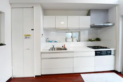 a kitchen with white cabinets and a sink at JING HOUSE\u4eac\u6210\u9ad8\u7802\u99c55\u5206\u8c6a\u83ef\u4e00\u6238\u5efa\u3066\u6700\u59278\u4eba\u6210\u7530\u7fbd\u7530\u76f4\u901a\u7121\u6599\u99d0\u8eca\u6d45\u8349\u30b9\u30ab\u30a4\u30c4\u30ea\u30fc\u8fd1\u304ftokyo narita in Tokyo