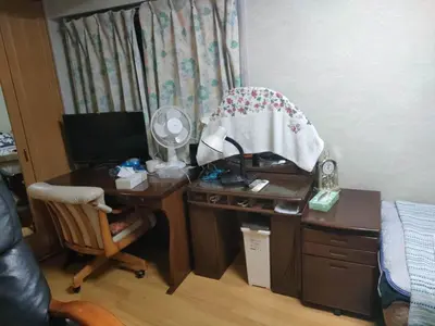 a room with a desk with a bed and a deskablish at \u30ef\u30f3\u30d5\u30ed\u30a2\u8cb8\u5207 in Tokyo