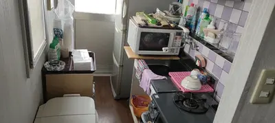 a small kitchen with a microwave and a sink at \u30ef\u30f3\u30d5\u30ed\u30a2\u8cb8\u5207 in Tokyo