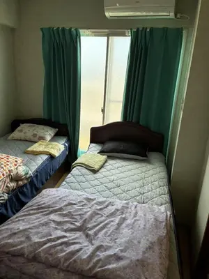 two beds in a small room with a window at \u30ef\u30f3\u30d5\u30ed\u30a2\u8cb8\u5207 in Tokyo