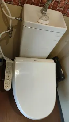a white toilet in a bathroom with a sink at \u30ef\u30f3\u30d5\u30ed\u30a2\u8cb8\u5207 in Tokyo