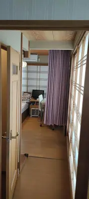 a hallway of a room with a bed and a window at \u30ef\u30f3\u30d5\u30ed\u30a2\u8cb8\u5207 in Tokyo