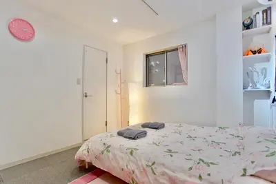 a bedroom with a bed and a window at \u8c4a\u5cf6\u6c11\u5bbf206 in Tokyo
