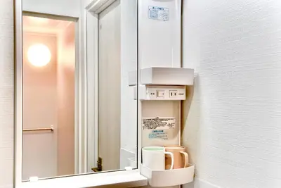 a mirror above a sink in a bathroom at \u8c4a\u5cf6\u6c11\u5bbf206 in Tokyo