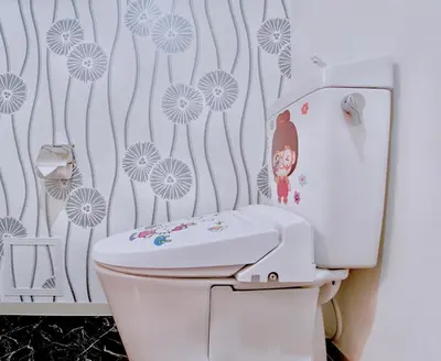 a white toilet in a bathroom with a wallpaper at \u8c4a\u5cf6\u6c11\u5bbf206 in Tokyo