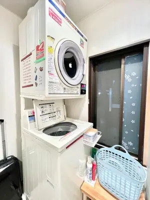 a washer and dryer in a room with a window at \u8c4a\u5cf6\u6c11\u5bbf206 in Tokyo