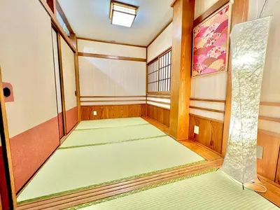 an empty room with green mats on the floor at \u4e0a\u91ce\u516c\u56ed\u65e5\u5f0f\u6c11\u5bbf in Tokyo