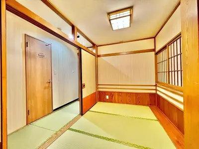 an empty room with a door and a window at \u4e0a\u91ce\u516c\u56ed\u65e5\u5f0f\u6c11\u5bbf in Tokyo