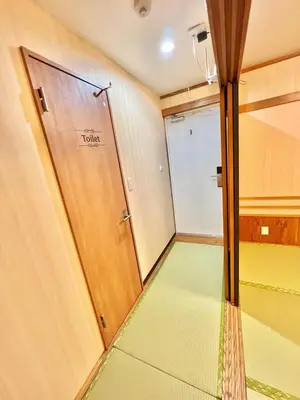 an empty room with a door and a room with a floor at \u4e0a\u91ce\u516c\u56ed\u65e5\u5f0f\u6c11\u5bbf in Tokyo