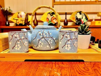 a group of four pots sitting on a table at \u4e0a\u91ce\u516c\u56ed\u65e5\u5f0f\u6c11\u5bbf in Tokyo