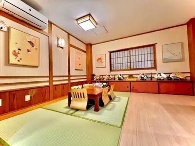 a large room with a table and chairs in it at \u4e0a\u91ce\u516c\u56ed\u65e5\u5f0f\u6c11\u5bbf in Tokyo