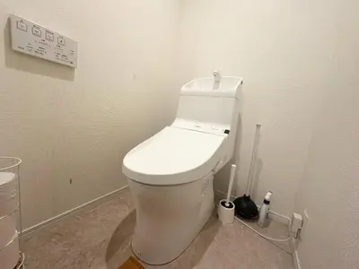 a bathroom with a white toilet in a room at \u30a2\u30f3\u30c9\u30b9\u30c6\u30a4\u3059\u3082\u3046\u30db\u30c6\u30eb402 in Tokyo