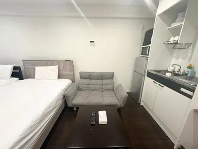 a small room with a bed and a chair at \u30a2\u30f3\u30c9\u30b9\u30c6\u30a4\u3059\u3082\u3046\u30db\u30c6\u30eb402 in Tokyo