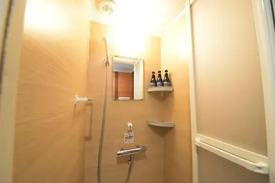 a bathroom with a shower with a glass door at \u548c\u306e\u6953cottage\u7b2c\u4e8c202 \u65b0\u5bbf\u6b4c\u821e\u4f0e\u753a\u8fd1\u96a3 in Tokyo