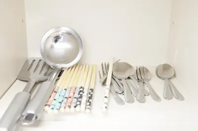a bunch of utensils sitting on a shelf at \u548c\u306e\u6953cottage\u7b2c\u4e8c202 \u65b0\u5bbf\u6b4c\u821e\u4f0e\u753a\u8fd1\u96a3 in Tokyo