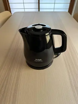 a black tea pot sitting on a table at Style Lab\u304a\u82b1\u8336\u5c4b2 in Tokyo
