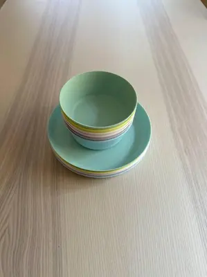 a green bowl on a plate on a table at Style Lab\u304a\u82b1\u8336\u5c4b2 in Tokyo