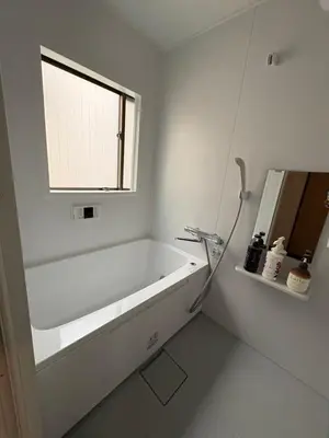 a white bathroom with a bath tub and a window at Style Lab\u304a\u82b1\u8336\u5c4b2 in Tokyo