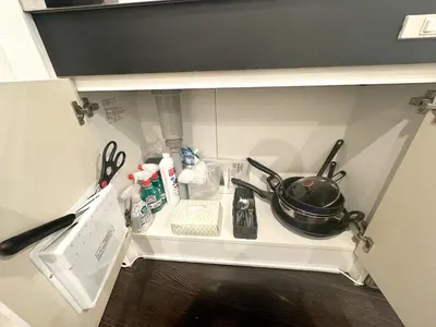 a kitchen counter with a pot on top of a stove at \u30a2\u30f3\u30c9\u30b9\u30c6\u30a4\u3059\u3082\u3046\u30db\u30c6\u30eb403 in Tokyo