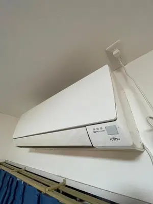 a white laptop sitting on top of a shelf at \u30a2\u30f3\u30c9\u30b9\u30c6\u30a4\u30ce\u30dc\u30c3\u30c1\u30db\u30c6\u30eb101 in Tokyo