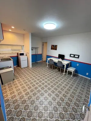 a room with a table and chairs in a room at \u30a2\u30f3\u30c9\u30b9\u30c6\u30a4\u30ce\u30dc\u30c3\u30c1\u30db\u30c6\u30eb101 in Tokyo