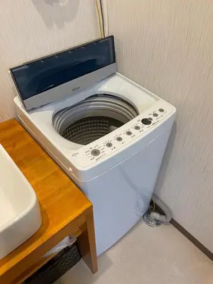 a washing machine sitting on top of a toilet at \u30a2\u30f3\u30c9\u30b9\u30c6\u30a4\u30ce\u30dc\u30c3\u30c1\u30db\u30c6\u30eb101 in Tokyo