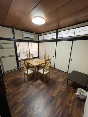 a dining room with a table and chairs in a room at \u30a2\u30f3\u30c9\u30b9\u30c6\u30a4\u30ce\u30dc\u30c3\u30c1\u30db\u30c6\u30eb201 in Tokyo